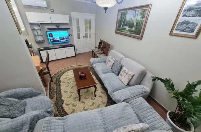 Tirane, jepet me qera apartament 2+1 Kati 5, 105 m² 1.300 € (QENDER)