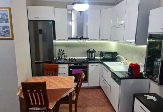 Tirane, jepet me qera apartament 2+1 Kati 5, 105 m² 1.300 € (QENDER)
