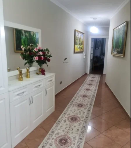 Tirane, jepet me qera apartament 2+1 Kati 5, 105 m² 1.300 € (QENDER)