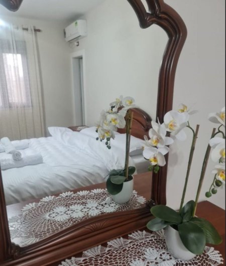 Tirane, jepet me qera apartament 2+1 Kati 5, 105 m² 1.300 € (QENDER)