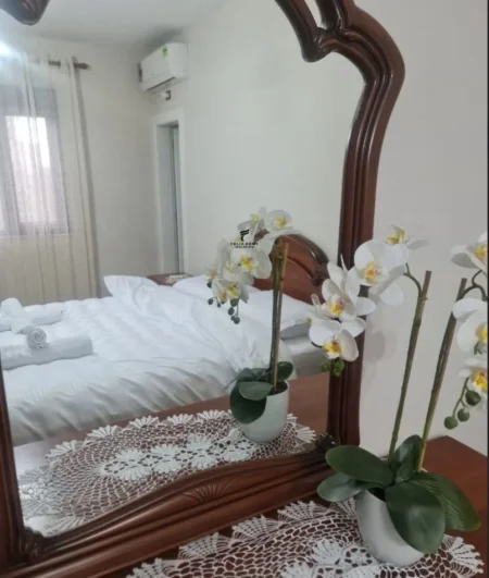 Tirane, jepet me qera apartament 2+1 Kati 5, 105 m² 1.300 € (QENDER)