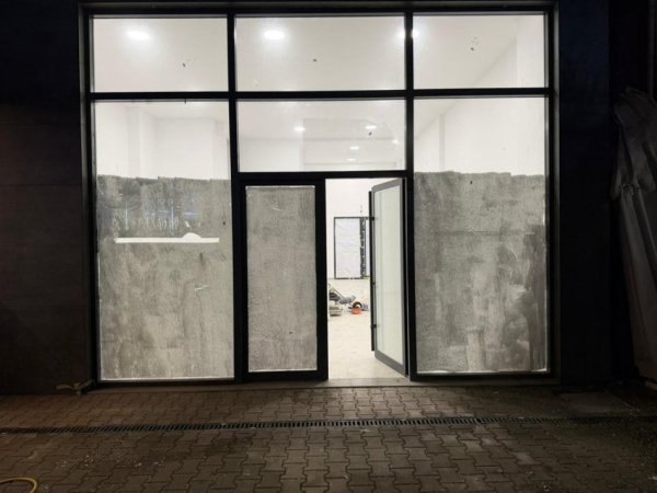 Tirane, jepet me qera ambjent biznesi Kati 0, 68 m² 1.000 € (UNAZA E RE)