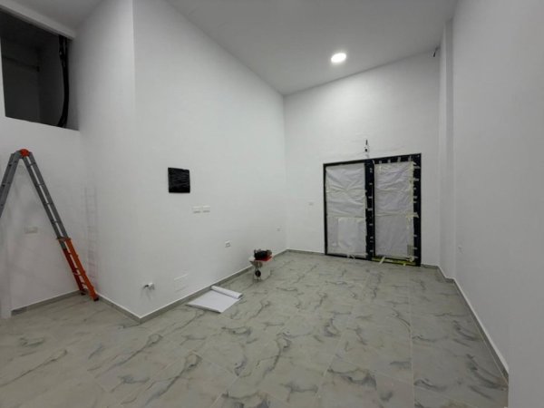 Tirane, jepet me qera ambjent biznesi Kati 0, 68 m² 1.000 € (UNAZA E RE)
