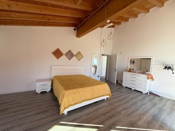 Tirane, shitet Vile , 600.000 € (Linx)