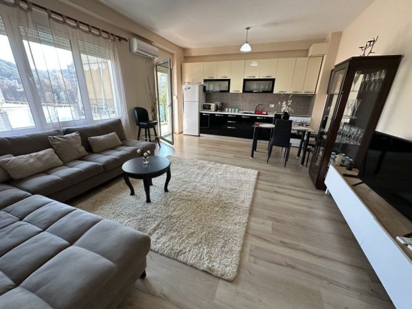 Tirane, jepet me qera apartament 2+1+Ballkon Kati 2, 100 m² 700 € (LIQENI THATE)