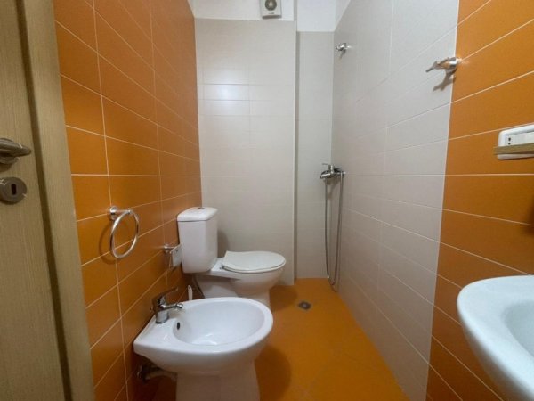 Vlore, jepet me qera apartament 2+1+Ballkon Kati 7, 100 m² 450 € (Sheshi i Pavarësisë, Vlorë)
