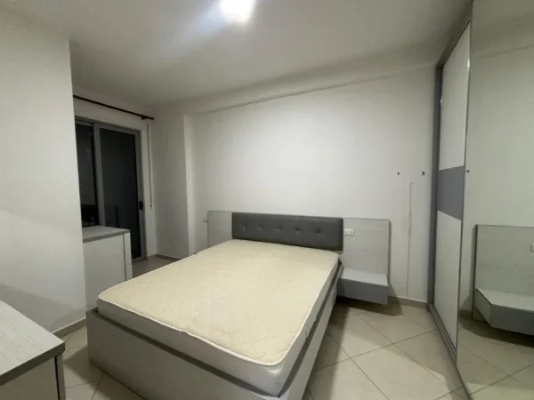 Vlore, jepet me qera apartament 2+1+Ballkon Kati 7, 100 m² 450 € (Sheshi i Pavarësisë, Vlorë)
