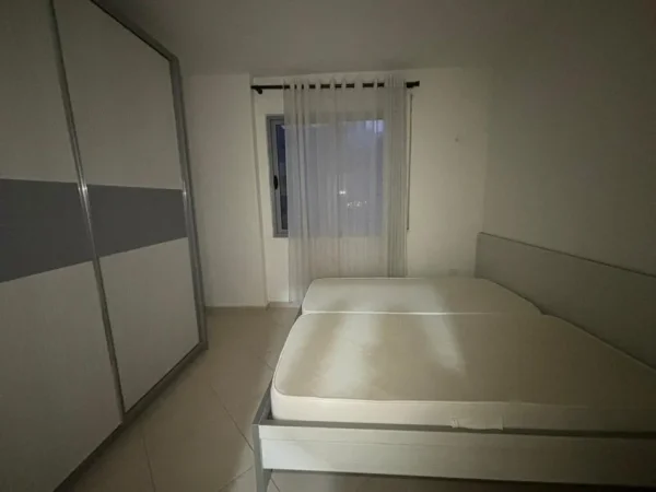 Vlore, jepet me qera apartament 2+1+Ballkon Kati 7, 100 m² 450 € (Sheshi i Pavarësisë, Vlorë)