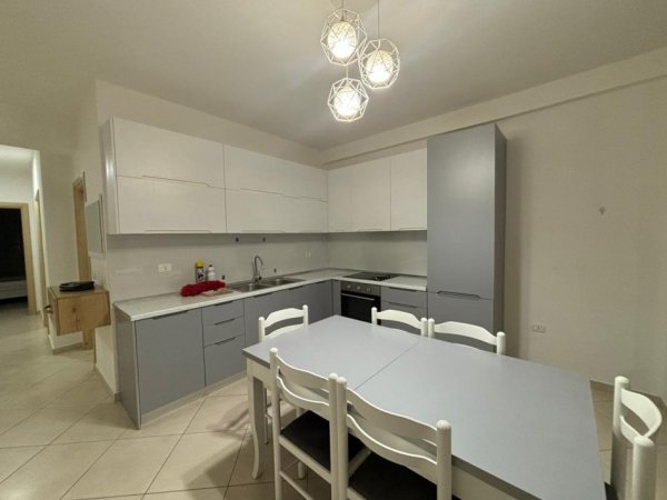 Vlore, jepet me qera apartament 2+1+Ballkon Kati 7, 100 m² 450 € (Sheshi i Pavarësisë, Vlorë)