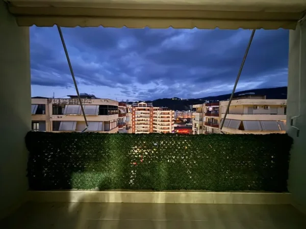 Vlore, jepet me qera apartament 2+1+Ballkon Kati 7, 100 m² 450 € (Sheshi i Pavarësisë, Vlorë)