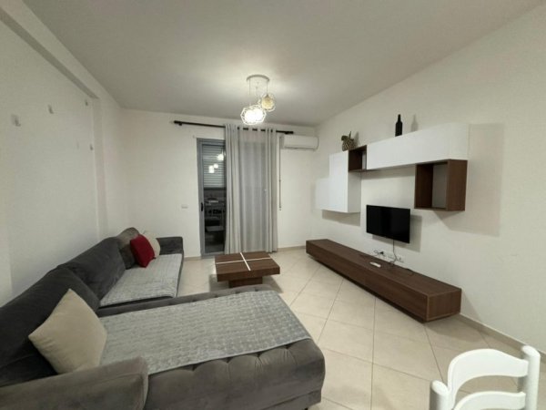 Vlore, jepet me qera apartament 2+1+Ballkon Kati 7, 100 m² 450 € (Sheshi i Pavarësisë, Vlorë)