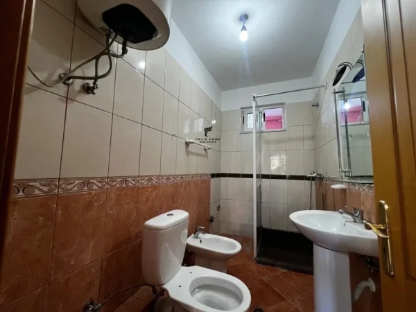 Tirane, jepet me qera apartament 2+1 Kati 6, 80 m² 500 € (KOMUNA E PARISIT)