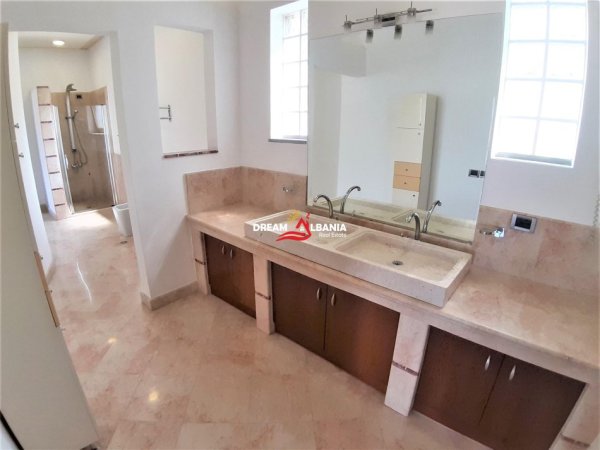 Tirane, shitet Vile 3 Katshe Kati 3, 1.000 m² 800.000 € (rruga elbasanit)