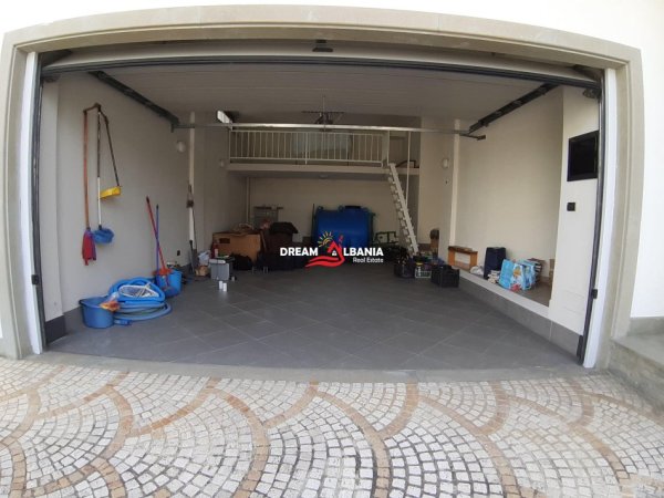 Tirane, shitet Vile 3 Katshe Kati 3, 1.000 m² 800.000 € (rruga elbasanit)