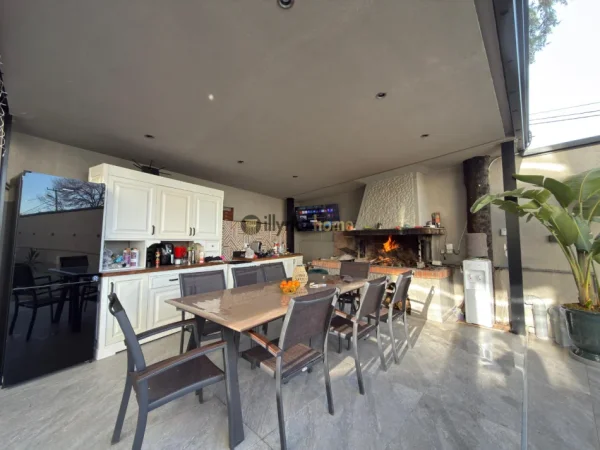 Tirane, shitet Vile 3 Katshe+papafingo , 600 m² 2.000.000 € (Liqeni i Thate)