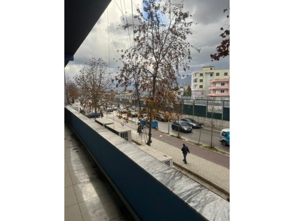 Tirane, jepet me qera ambjent biznesi Kati 1, 101 m² 1.001 € (prane bar ARTISTI)