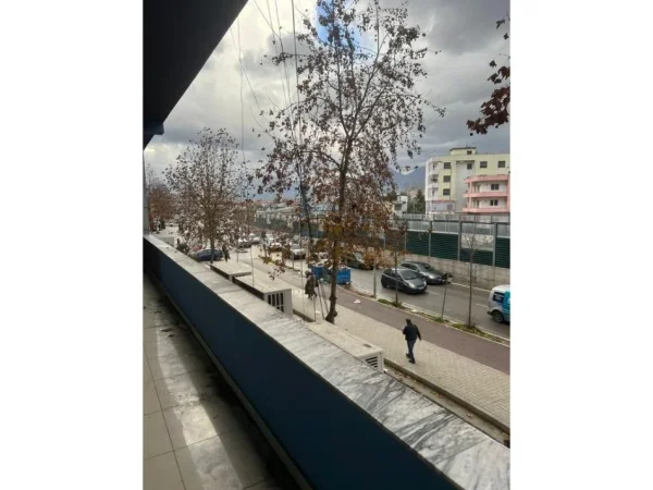 Tirane, jepet me qera ambjent biznesi Kati 1, 101 m² 1.001 € (prane bar ARTISTI)