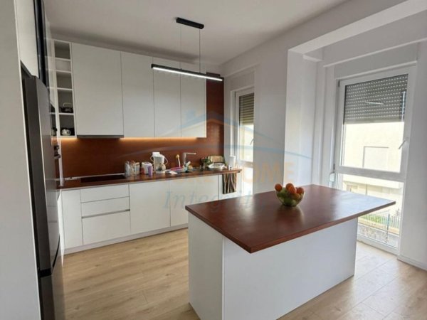 Tirane, shitet apartament 3+1 Kati 0, 197 m² 399.000 € (Prane Sanatoriumit)