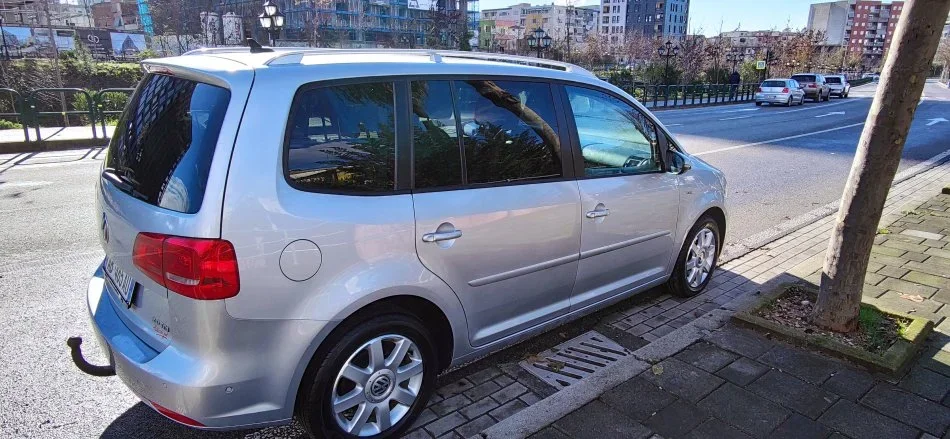 Tirane, shes makine familjare: Volkswagen/Touran me 7 sedilje, Nafte, gri metalizato manuale Klima 250.000 km 7.800 €