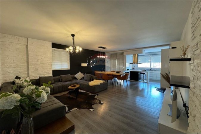 Tirane, jepet me qera apartament 2+1+Ballkon Kati 5, 105 m² 950 € 