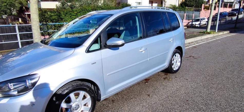 Tirane, shes makine familjare: Volkswagen/Touran me 7 sedilje, Nafte, gri metalizato manuale Klima 250.000 km 7.800 €