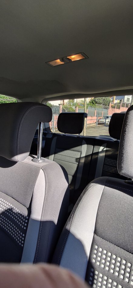 Tirane, shes makine familjare: Volkswagen/Touran me 7 sedilje, Nafte, gri metalizato manuale Klima 250.000 km 7.800 €