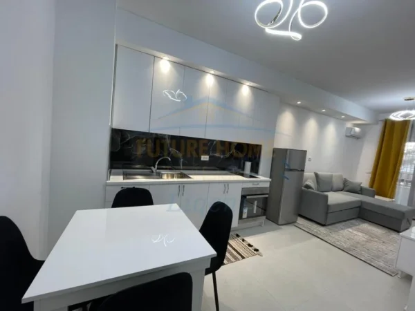 Tirane, jepet me qera 1+1 Kati 1, 50 m² 450 € (Kopshti Botanik, Tirane)