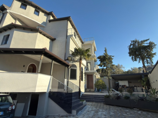 jepet me qera Vile 3 Katshe , 600 m² 7000 € (Liqeni i Thatë, Tiranë)