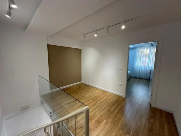 Tirane, jepet me qera apartament duplex 2+1 , 100 m² 110.009 Lek (Qendër, mbrapa 15-Katëshit)
