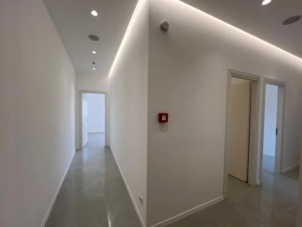 Tirane, jepet me qera ambjent biznesi Kati 2, 140 m² (Rr. Panorama, Te kompleksi Prestige, te Hipoteka)