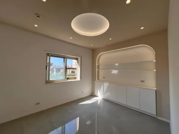 Tirane, jepet me qera ambjent biznesi Kati 2, 140 m² (Rr. Panorama, Te kompleksi Prestige, te Hipoteka)