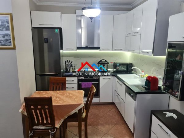 Tirane, jepet me qera apartament 2+1+Ballkon , 105 m² 1.300 € (RRUGA KAJO KARAFILI,RRUGA E KAVAJES)