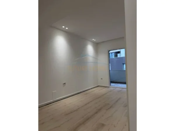 Tirane, jepet me qera zyre , 86 m² 550 € 