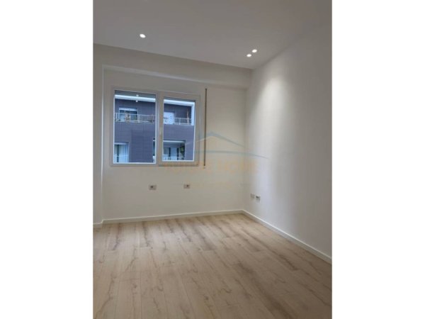 Tirane, jepet me qera zyre , 86 m² 550 € 
