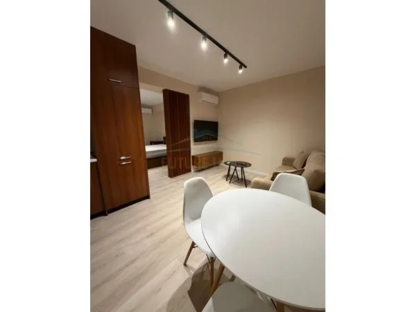 Tirane, jepet me qera apartament 2+1 , 50 m² 550 € (rruga Kongresi Manastirit)