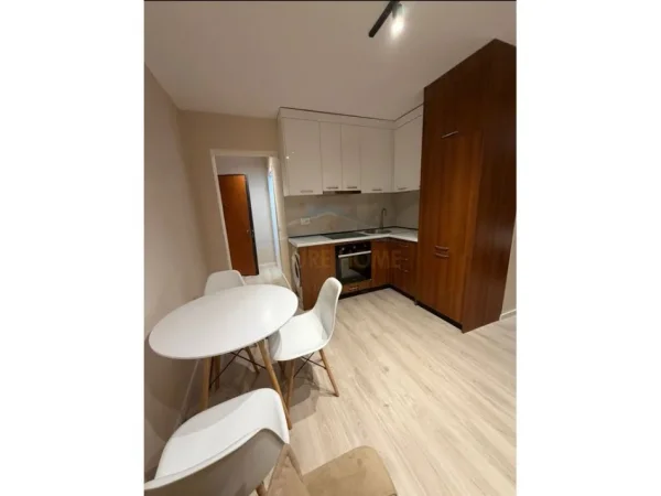 Tirane, jepet me qera apartament 2+1 , 50 m² 550 € (rruga Kongresi Manastirit)