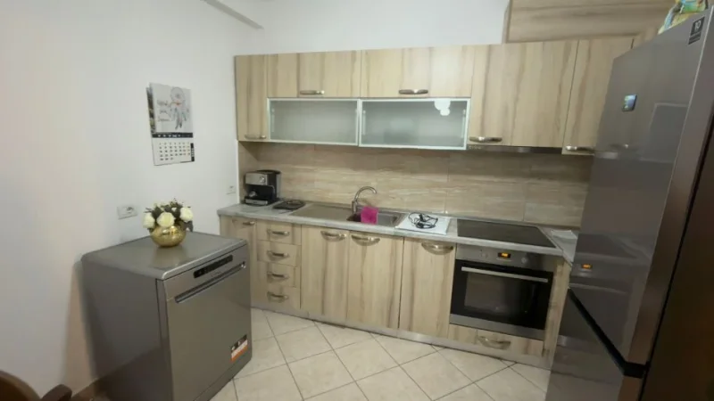 Tirane, jepet me qera apartament 1+1 , 68 m² (ish parku) 500euro/muaj