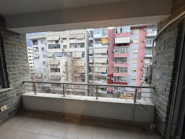 Tirane, jepet me qera apartament 2+1 Kati 4, 104 m² 530 € 