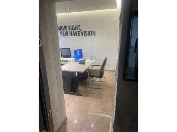 Tirane, jepet me qera zyre Kati 3, 44 m² 350 € (Stacioni Trenit)