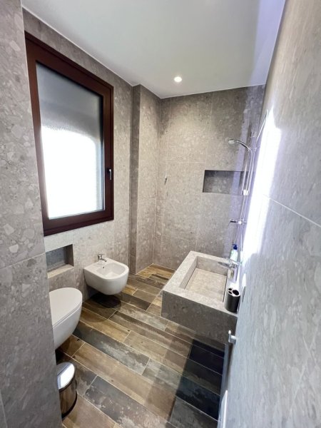 Tirane, jepet me qera apartament 2+1 Kati 7, 