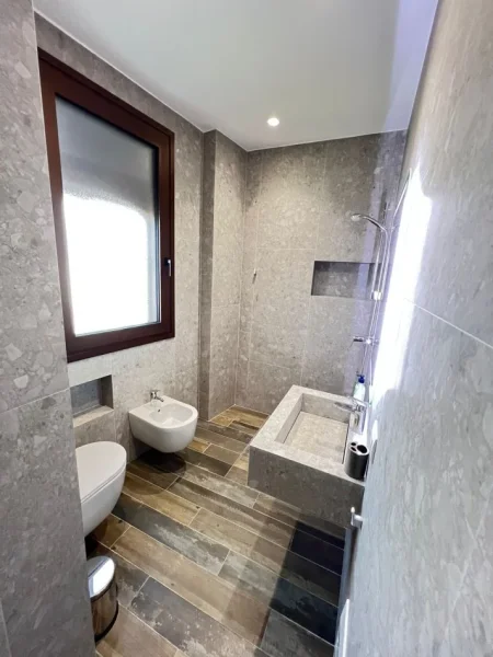 Tirane, jepet me qera apartament 2+1 Kati 7, 