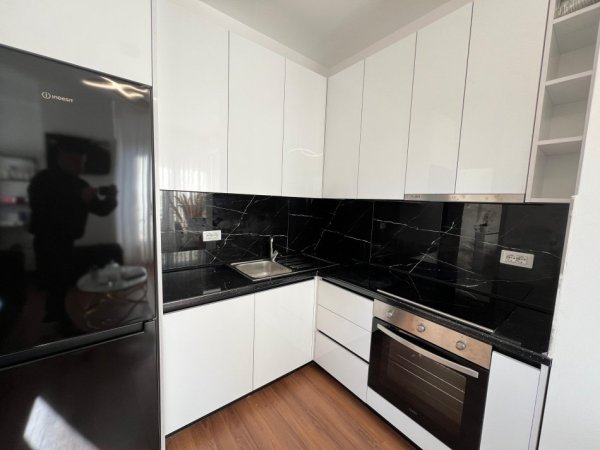 Tirane, jepet me qera apartament 1+1+Ballkon Kati 4, 57 m² 650 € (Karl Gega)