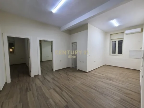 Tirane, jepet me qera zyre Kati 1, 75 m² 1.050 € (Bulevardi Zogu 1)