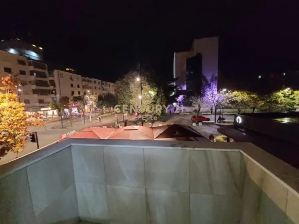 Tirane, jepet me qera zyre Kati 1, 75 m² 1.050 € (Bulevardi Zogu 1)