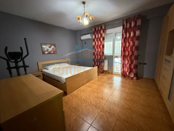 Tirane, jepet me qera apartament 2+1 Kati 2, 130 m² 1.000 € (Garda)