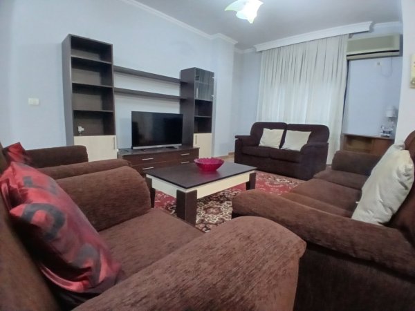 Tirane, jepet me qera apartament 2+1+Ballkon Kati 4, 120 m² 630 € (Rruga e kavajes)