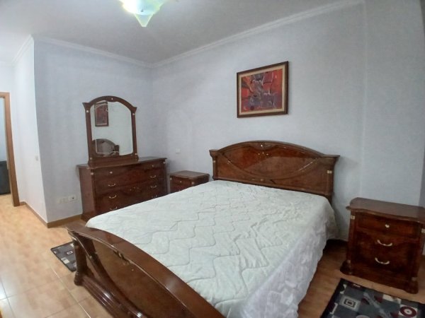 Tirane, jepet me qera apartament 2+1+Ballkon Kati 4, 120 m² 630 € (Rruga e kavajes)