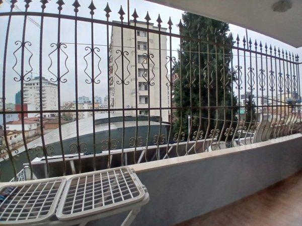 Tirane, jepet me qera apartament 2+1+Ballkon Kati 4, 120 m² 630 € (Rruga e kavajes)