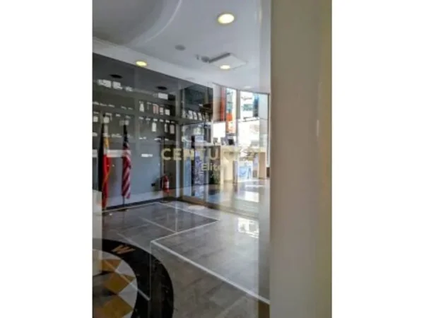 Tirane, jepet me qera dyqan Kati 0, 50 m² 2.000 € (Bllok)