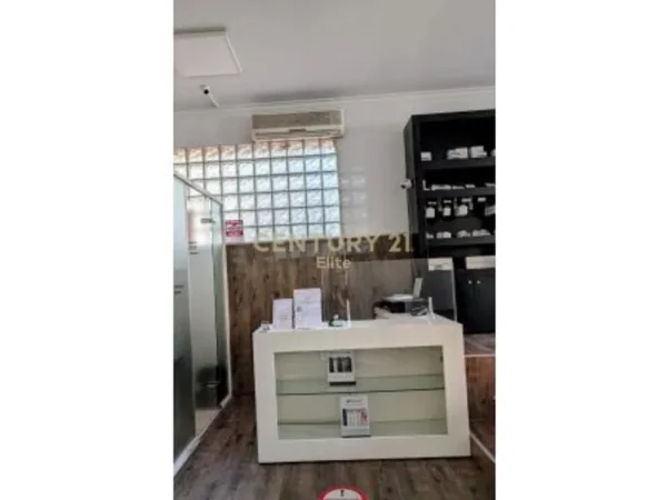 Tirane, jepet me qera dyqan Kati 0, 50 m² 2.000 € (Bllok)